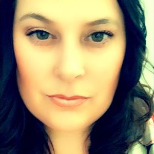 Meet your Posher, Larissa